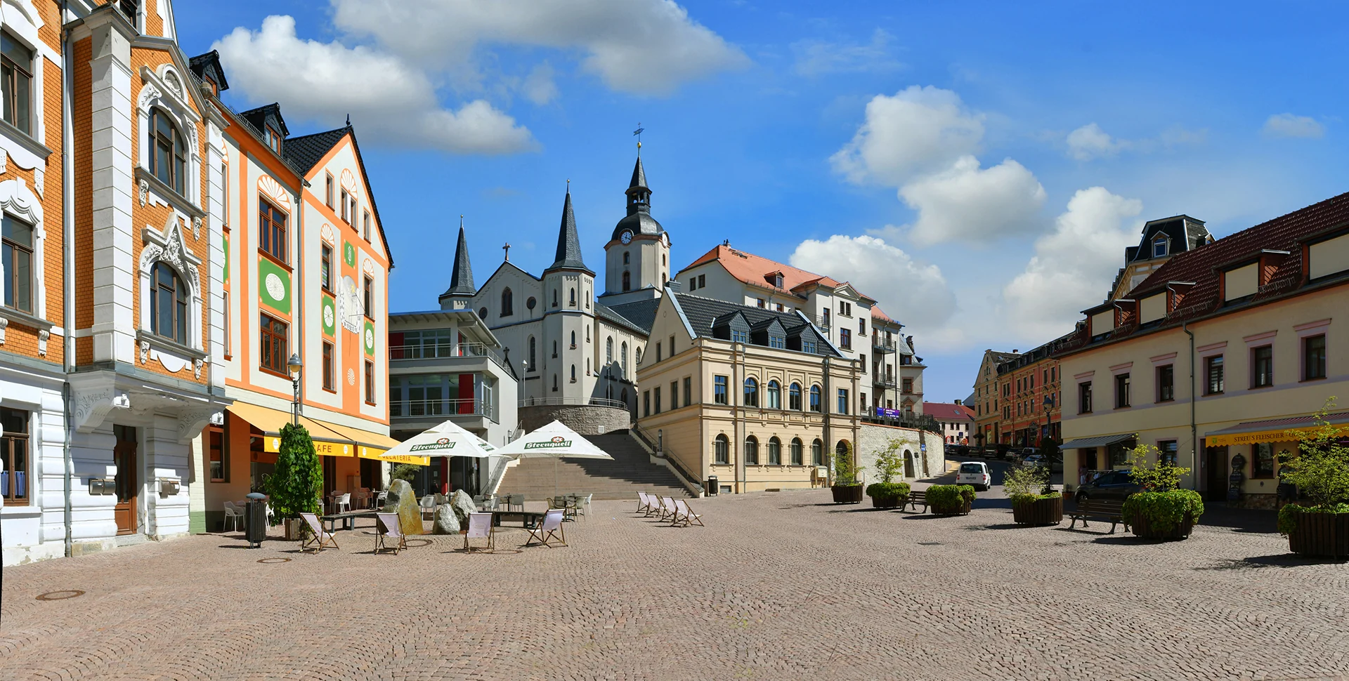 Marktplatz von Meerane mit Rathaus und Kirche
