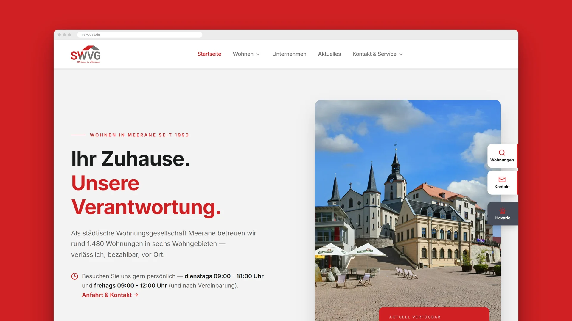 Startseite von mewobau.de im Browser auf rotem Grund