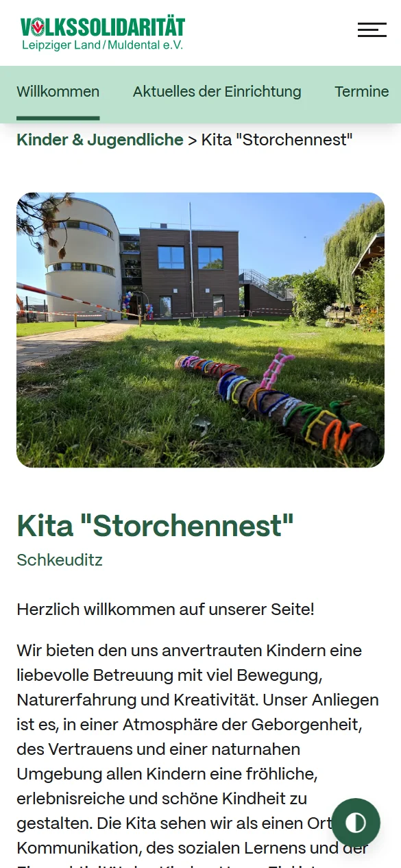 Seite einer Kita am Smartphone