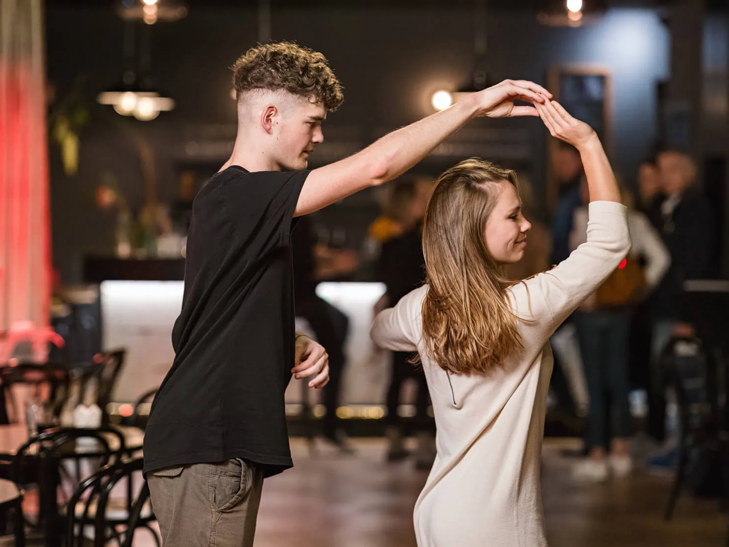 Paar beim Salsa-Tanzen in der Tanzeria